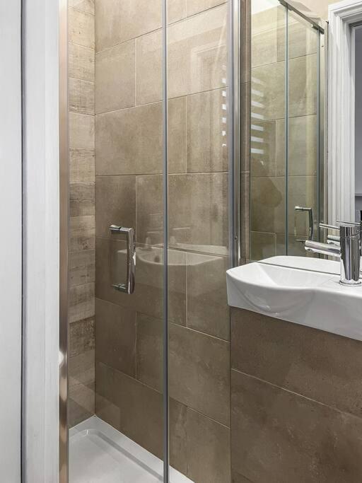 Bright And Spacious 1-Bdr Flat W/ Free Parking Reading Buitenkant foto